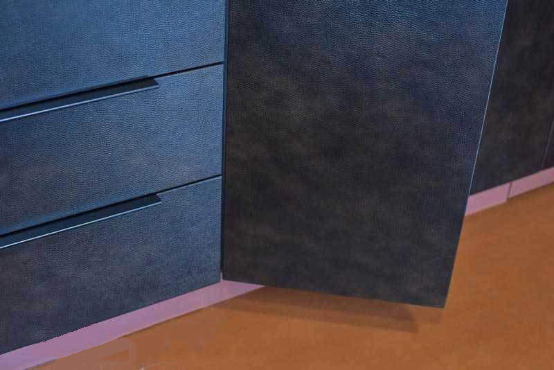 کابینت چرم